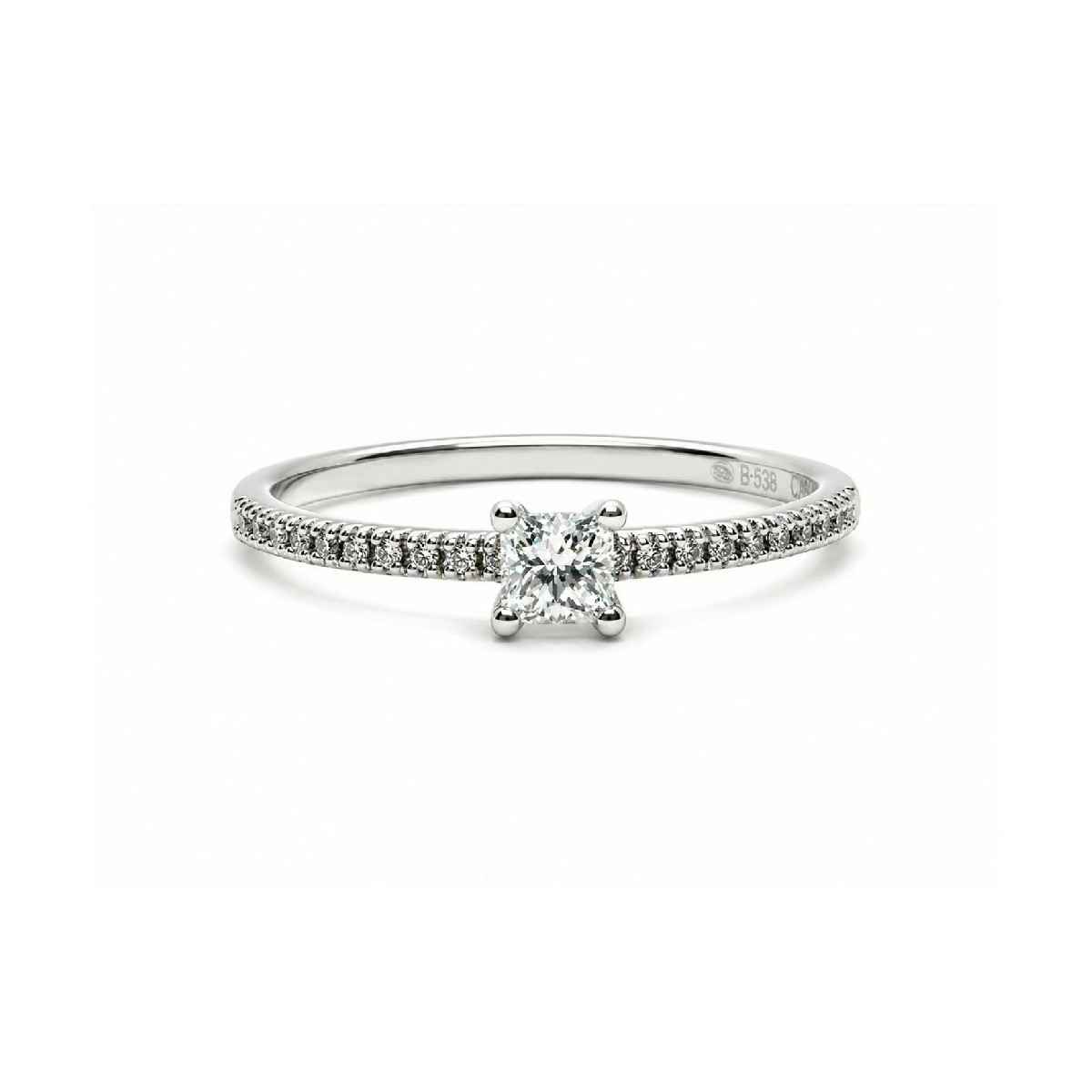 Anillo de compromiso de oro blanco con un diamante talla princesa y 20 diamantes talla brillante