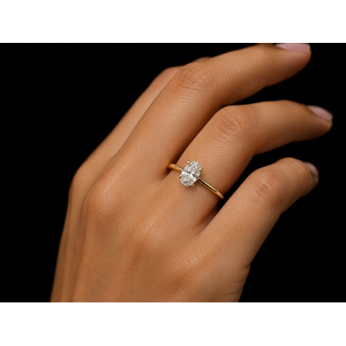 Anillo de compromiso de oro amarillo con un diamante talla oval