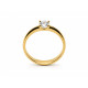 Anillo de compromiso de oro amarillo con un diamante talla oval Anillo de compromiso de oro amarillo con un diamante talla oval