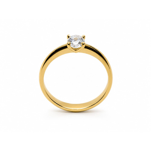 Anillo de compromiso de oro amarillo con un diamante talla oval