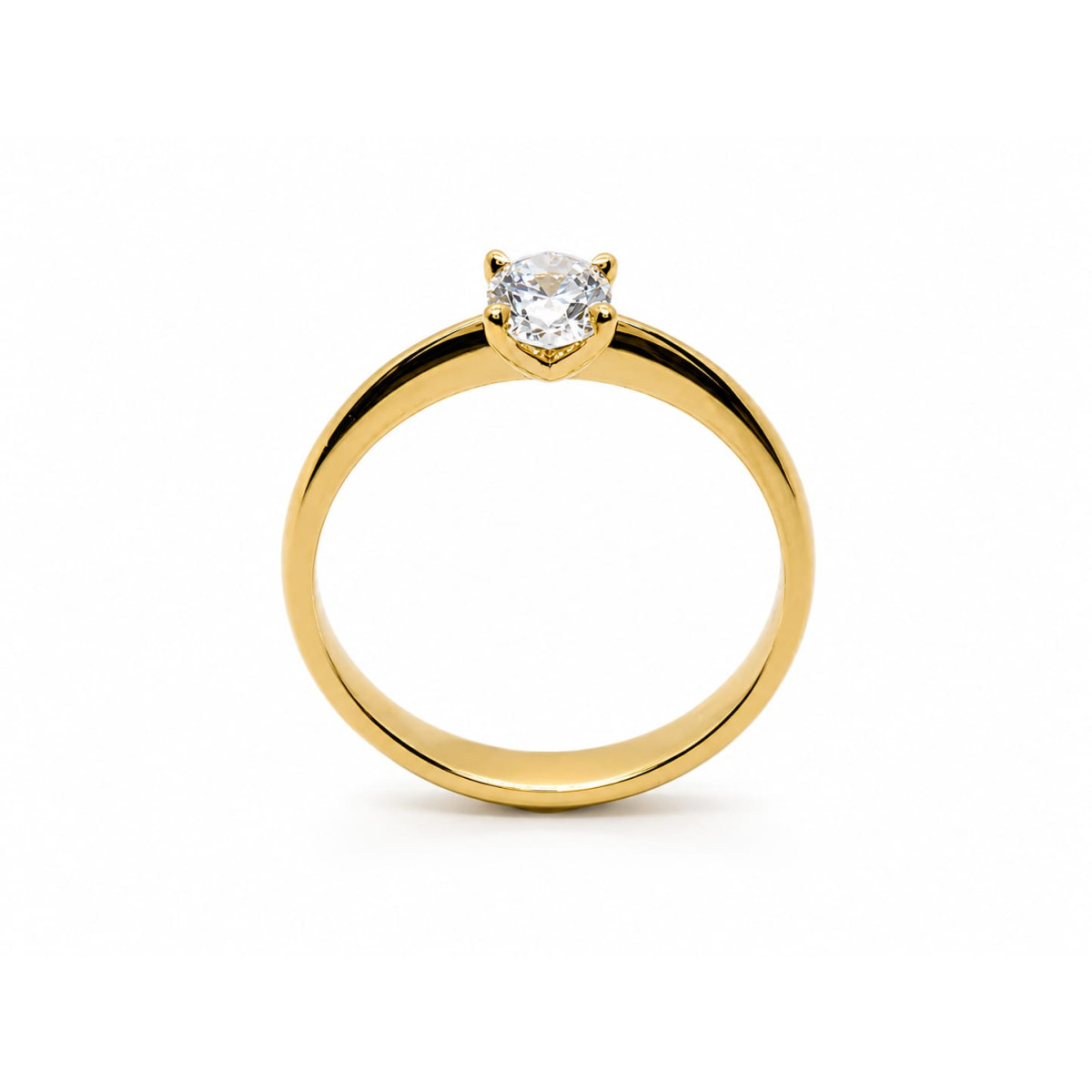 Anillo de compromiso de oro amarillo con un diamante talla oval