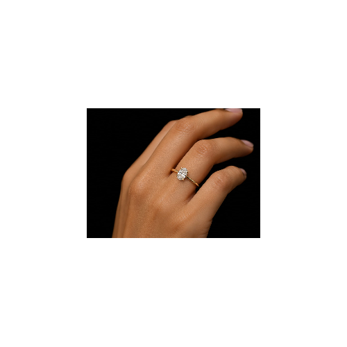Anillo de compromiso de oro amarillo con un diamante talla oval