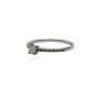Anillo de compromiso de oro blanco con un diamante talla princesa y 20 diamantes talla brillante