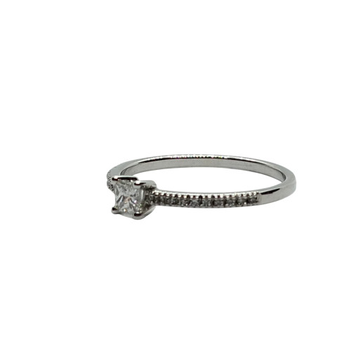 Anillo de compromiso de oro blanco con un diamante talla princesa y 20 diamantes talla brillante