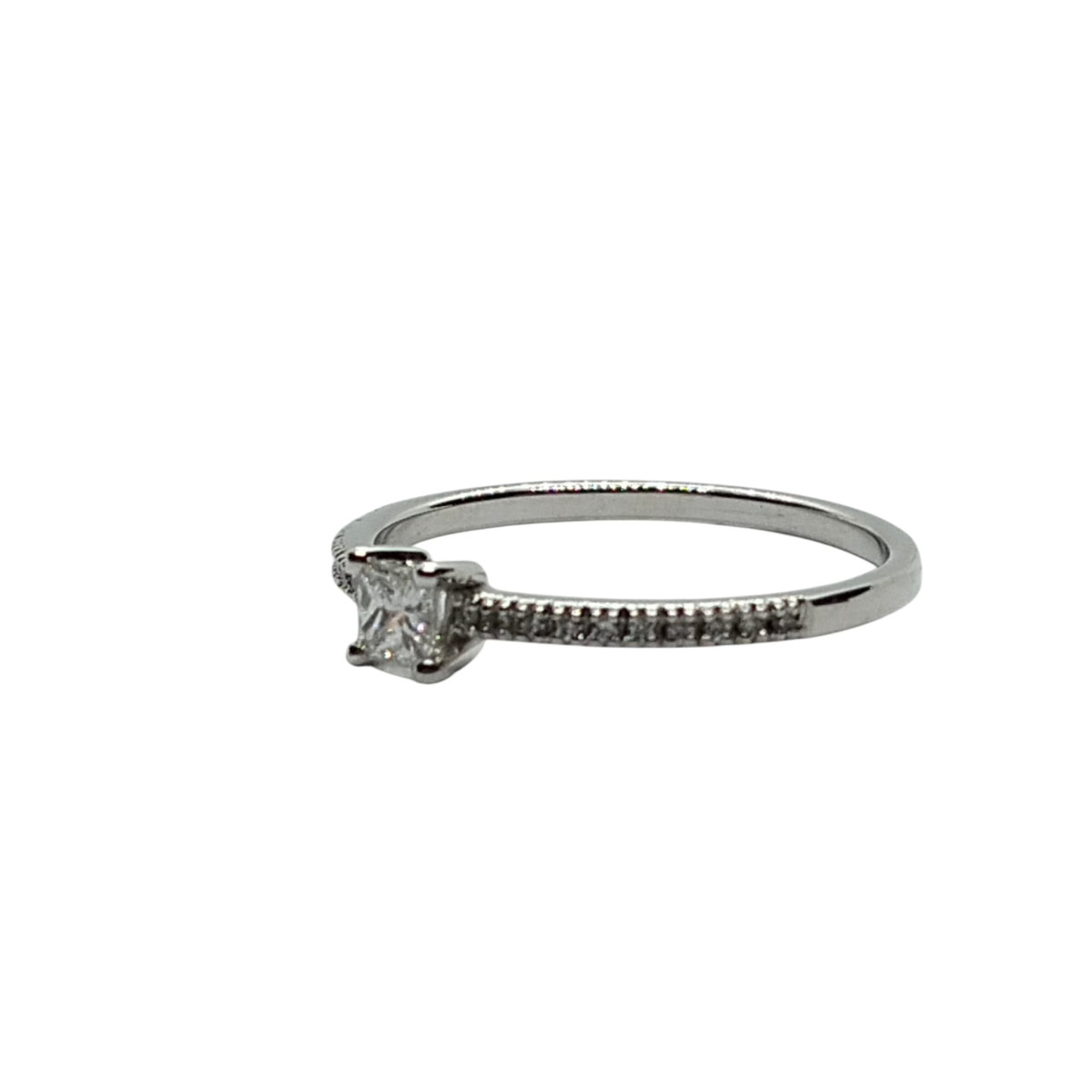 Anillo de compromiso de oro blanco con un diamante talla princesa y 20 diamantes talla brillante