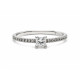 Anillo de compromiso de oro blanco con un diamante talla princesa y 20 diamantes talla brillante
