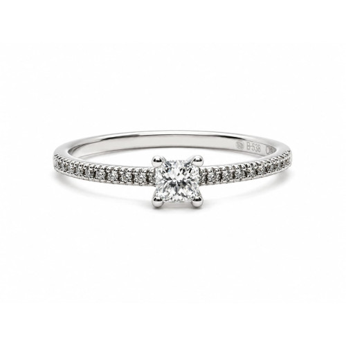Anillo de compromiso de oro blanco con un diamante talla princesa y 20 diamantes talla brillante