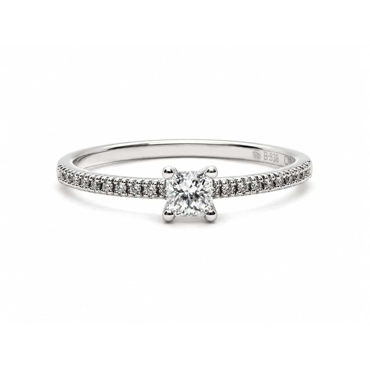 Anillo de compromiso de oro blanco con un diamante talla princesa y 20 diamantes talla brillante