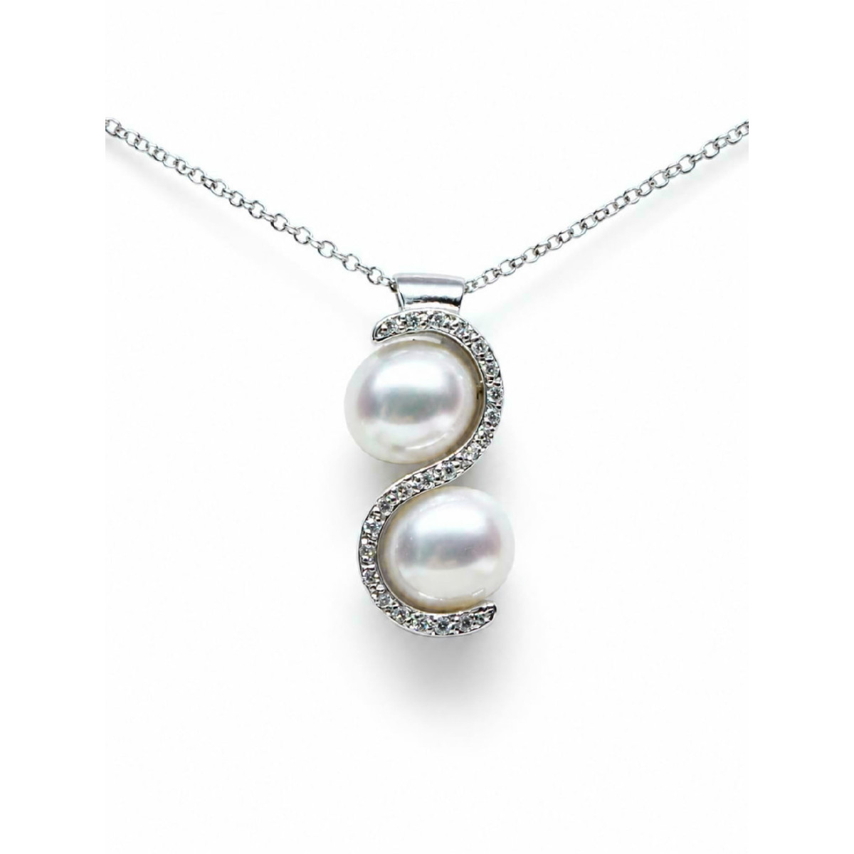 Colgante con cadena de  oro blanco con diamantes y perlas