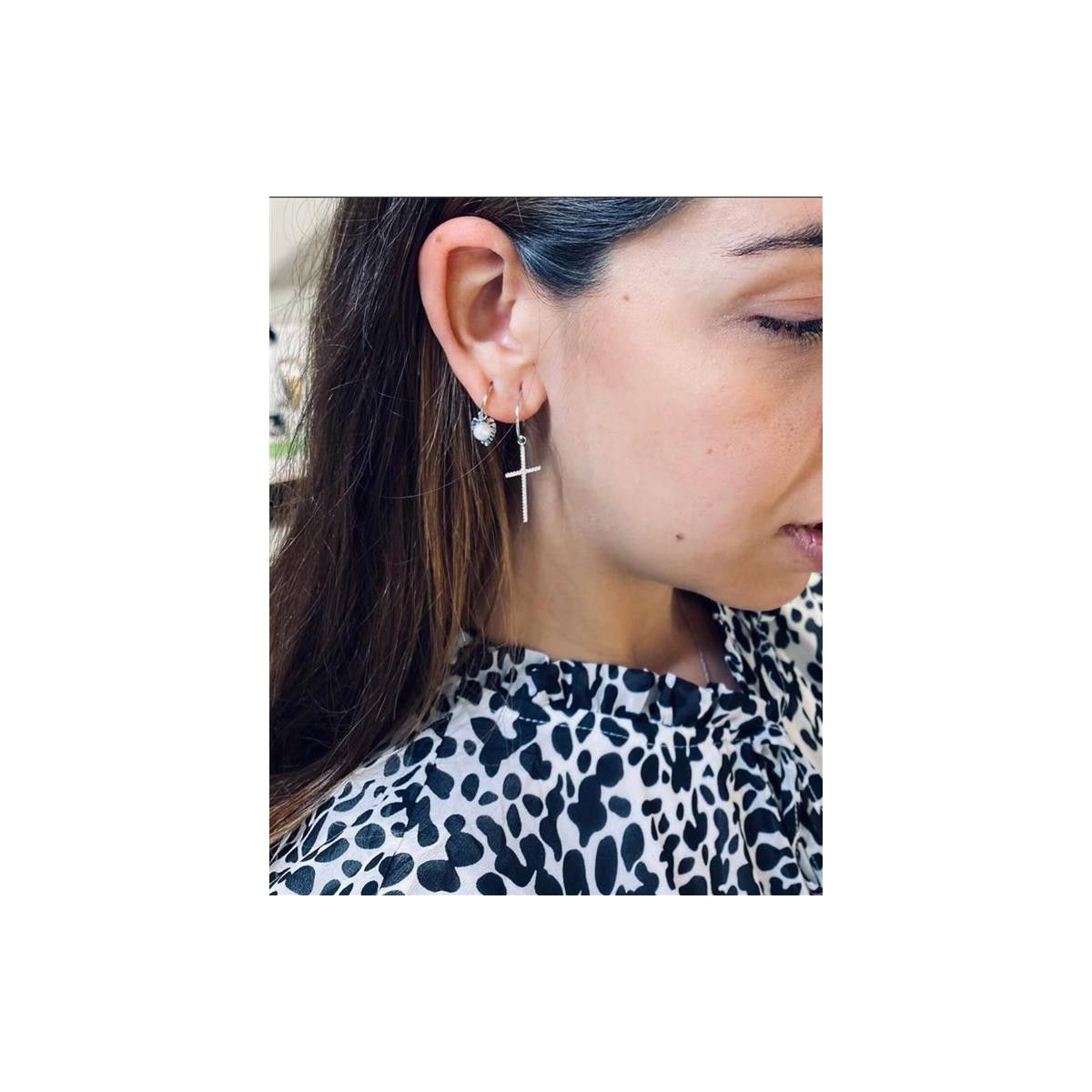 Charm de plata con forma de cruz y circonitas blancas