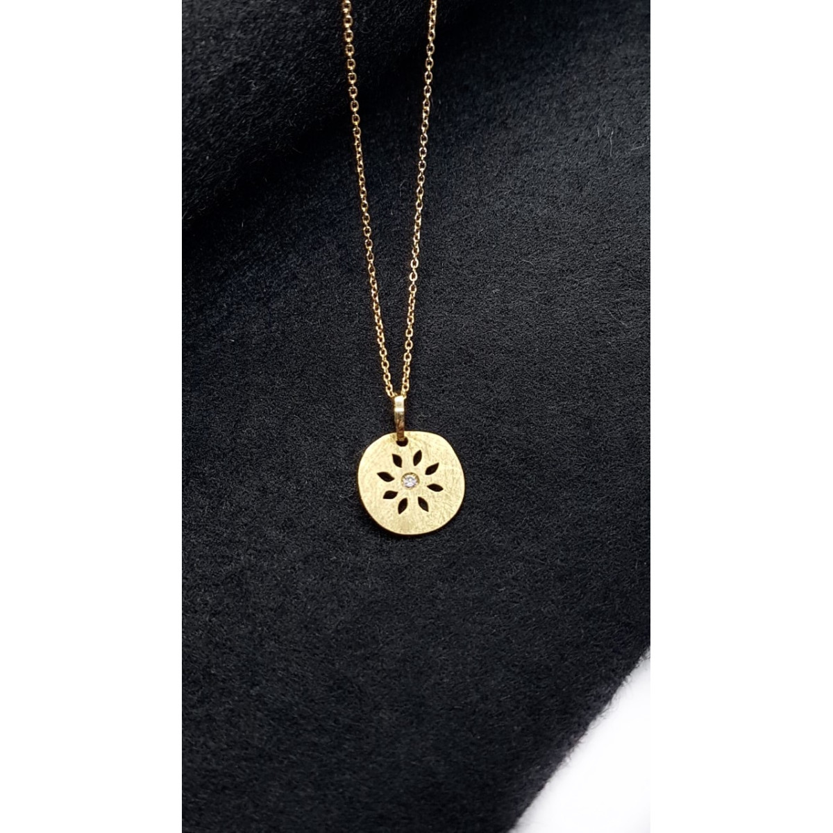 Gargantilla de oro amarillo con diamante