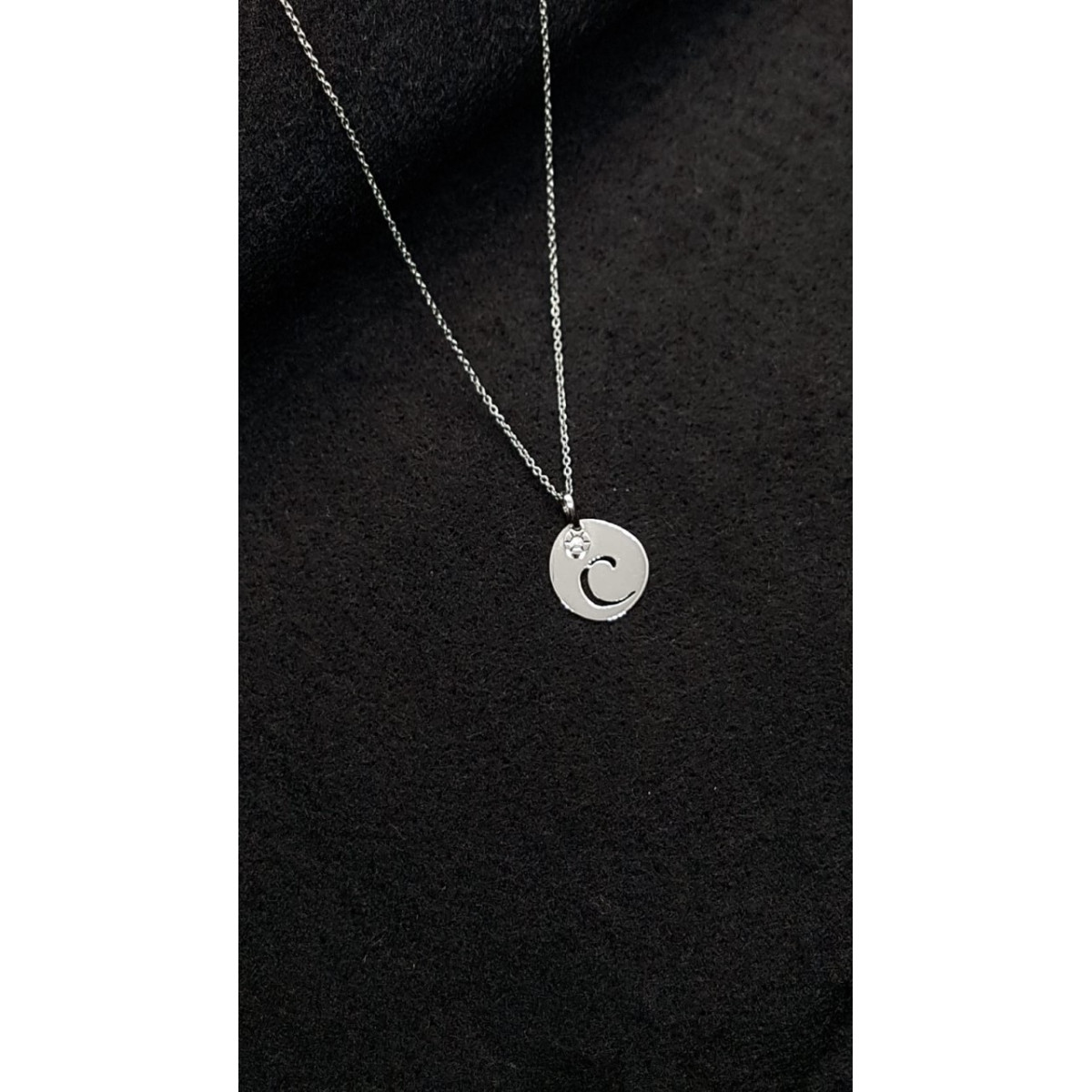 Gargantilla de oro blanco y diamante -Letra C