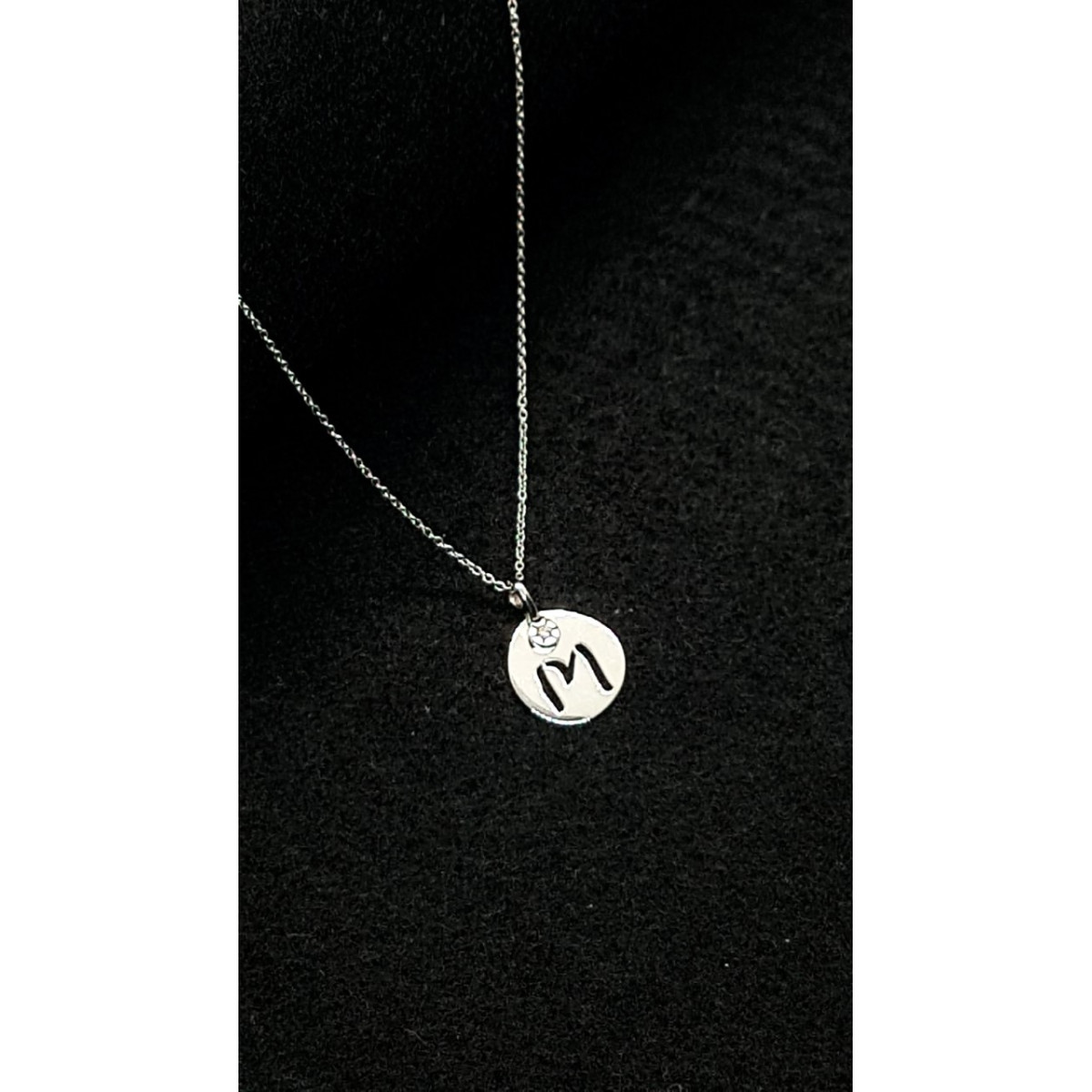 Gargantilla de oro blanco y diamante - Letra M