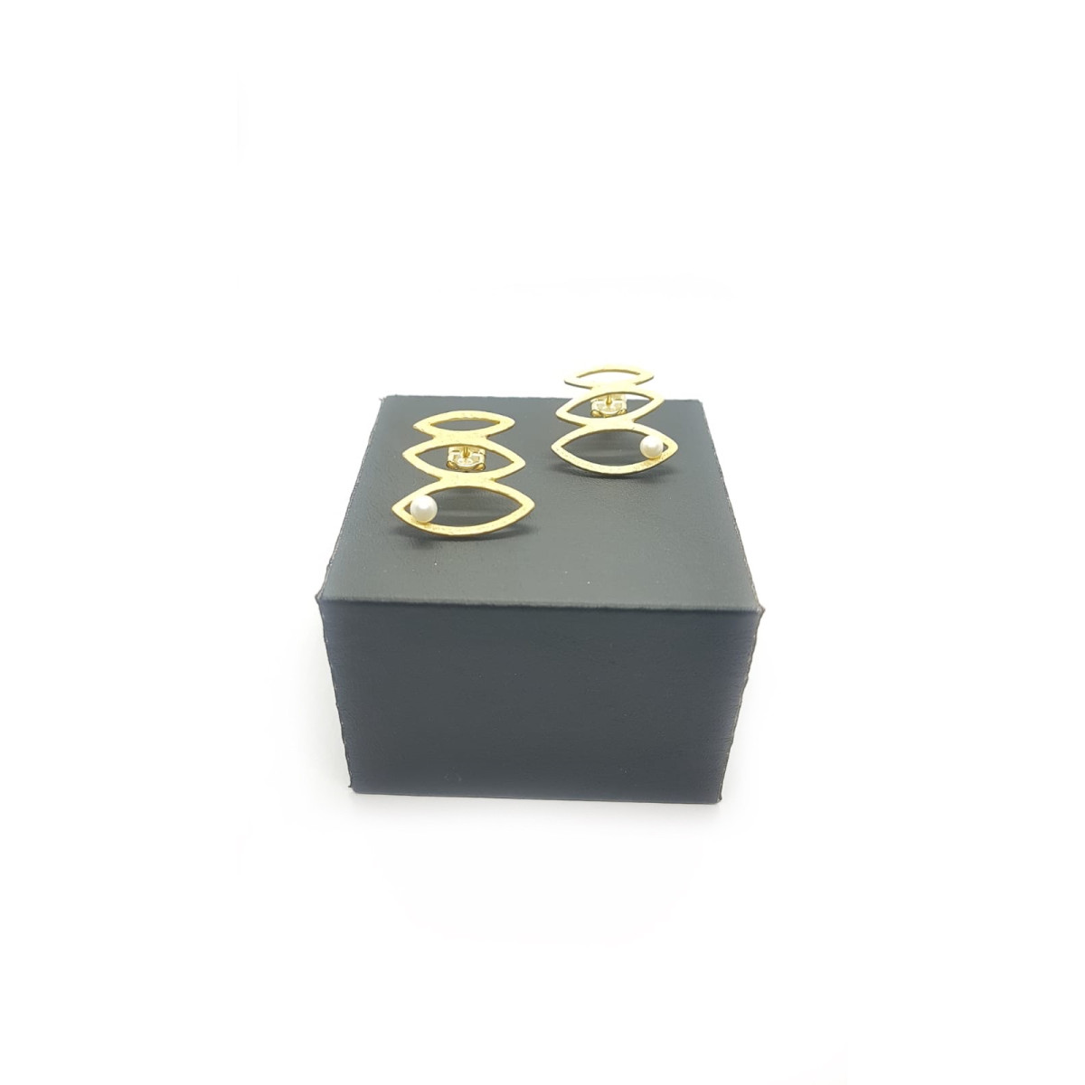 Pendientes de plata con perla natural cultivada y chapados en oro amarillo