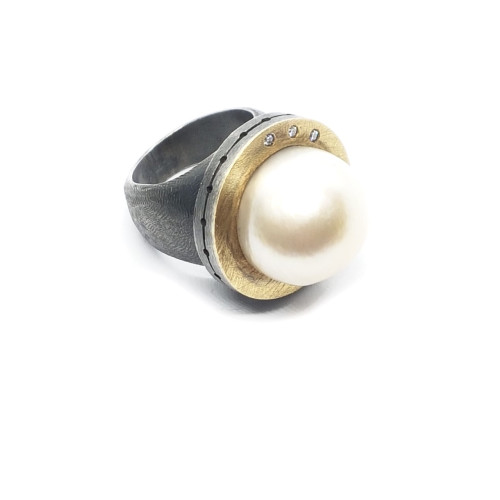 Anillo de plata y oro con perla natural cultivada Australiana y diamantes