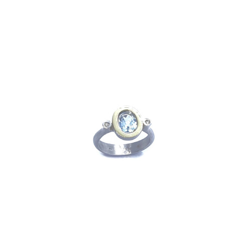 Anillo de plata y oro amarillo con diamantes y topacio azul