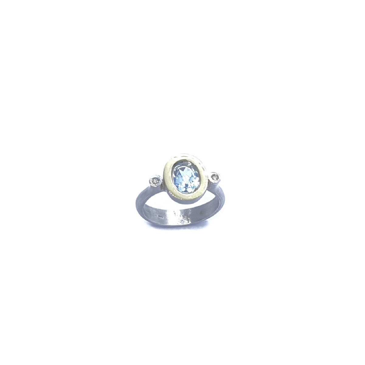 Anillo de plata y oro amarillo con diamantes y topacio azul