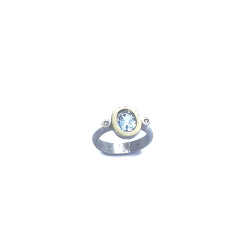Anillo de plata y oro amarillo con diamantes y topacio azul