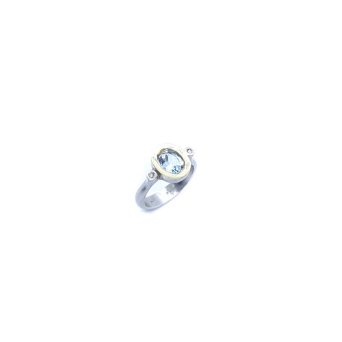 Anillo de plata y oro amarillo con diamantes y topacio azul