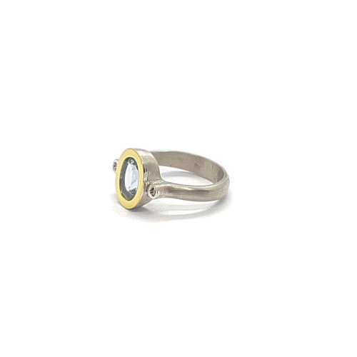 Anillo de plata y oro amarillo con diamantes y topacio azul