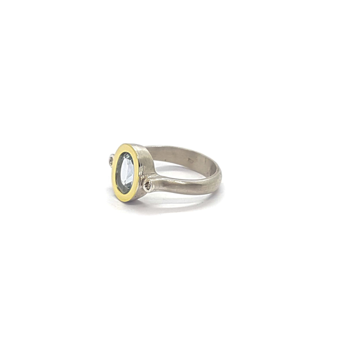 Anillo de plata y oro amarillo con diamantes y topacio azul