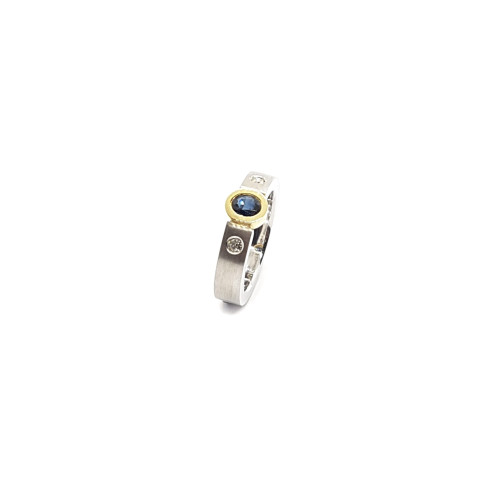 Anillo de plata y oro amarillo con diamantes y zafiro