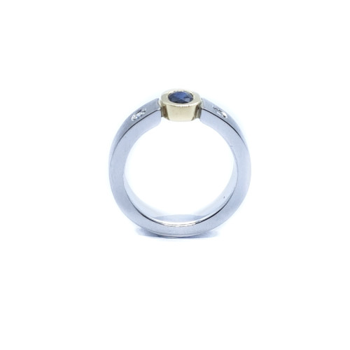 Anillo de plata y oro amarillo con diamantes y zafiro