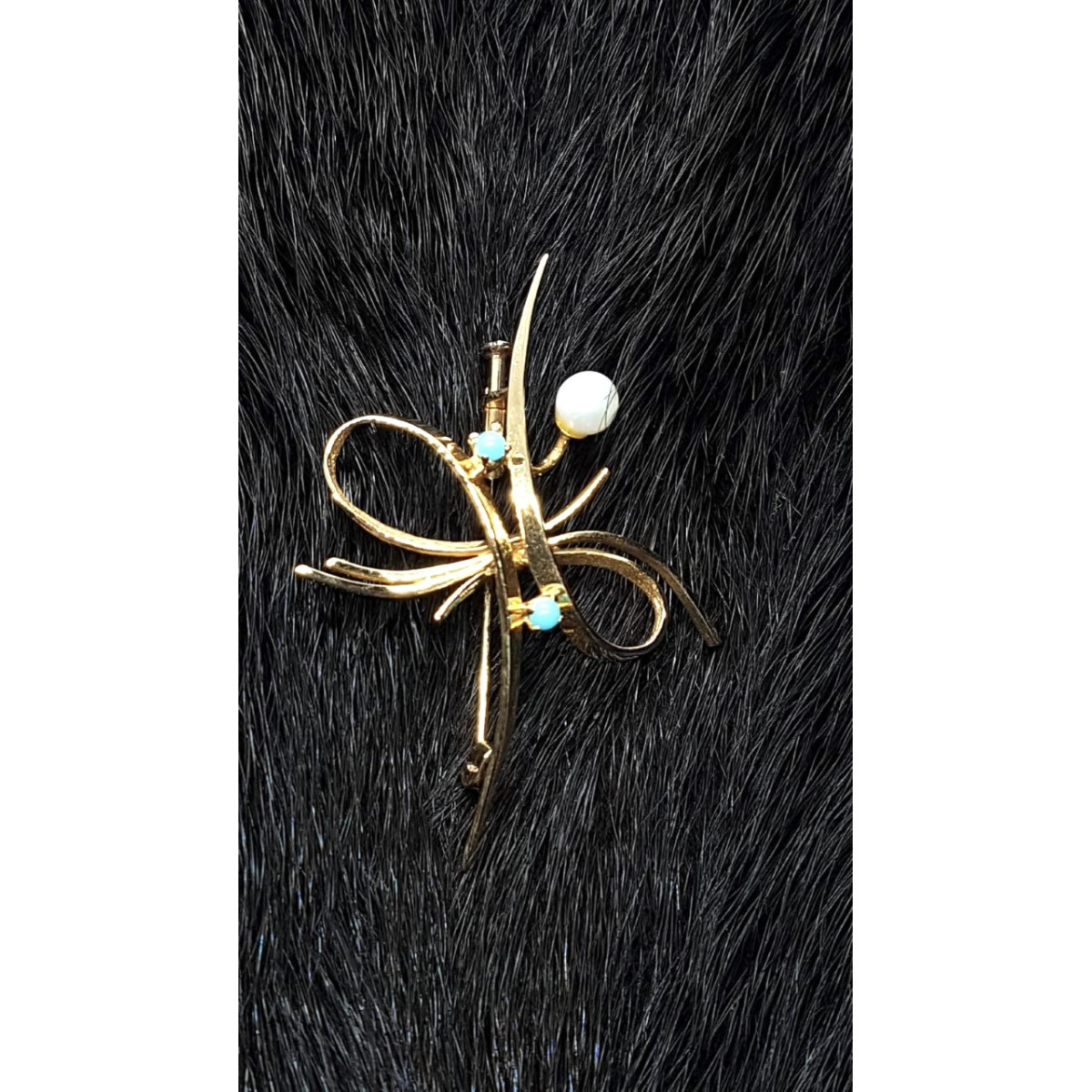 Broche de oro con perlas y turquesas
