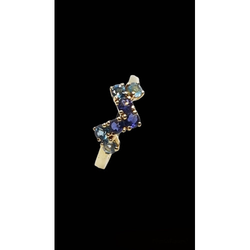 Anillo de oro amarillo con iolitas y topacios azules