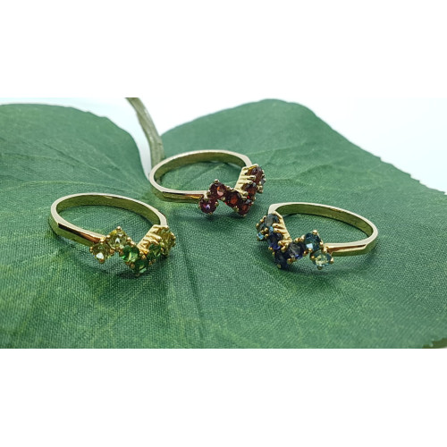 anillo de oro amarillo con turmalinas y granates