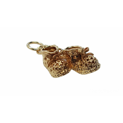 Colgante de oro amarillo con forma de zapatos de bebé