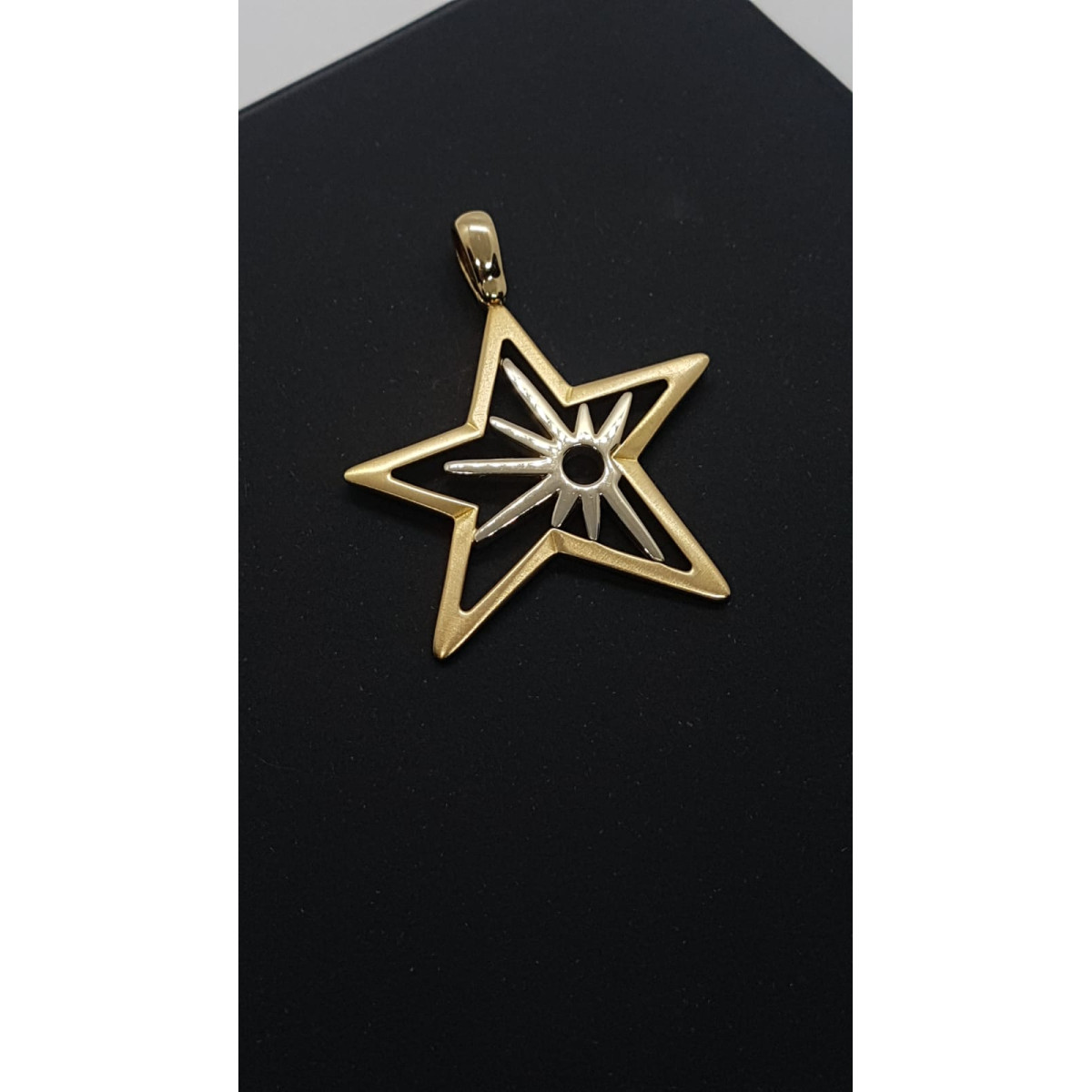 Colgante de oro amarillo con forma de estrella