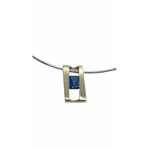 Colgante de oro amarillo con Topacio azul