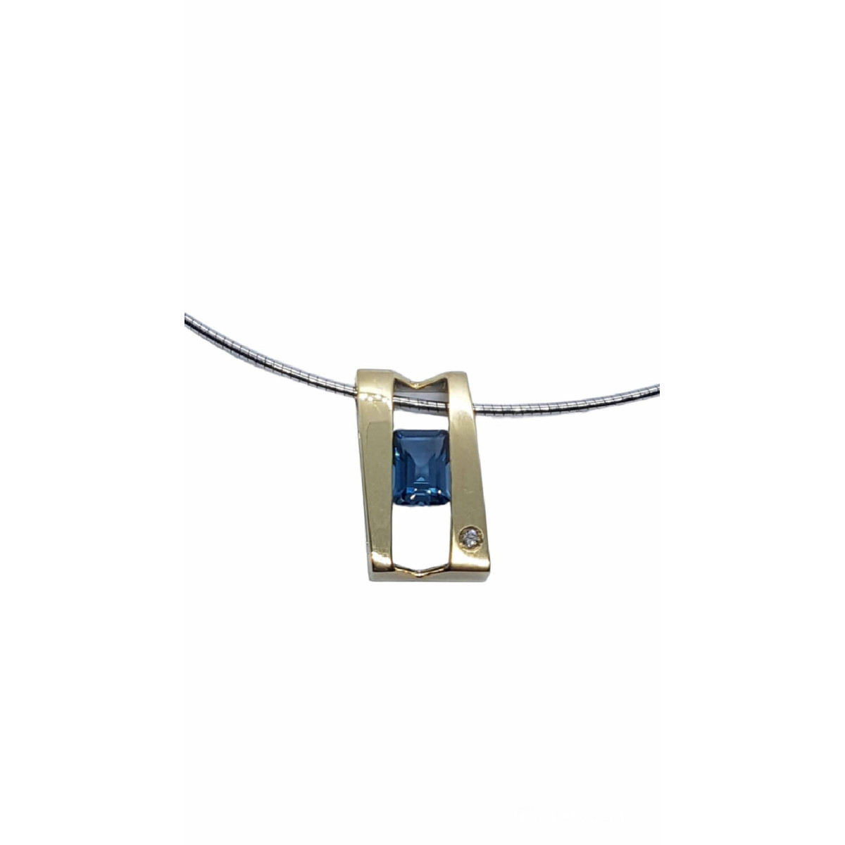 Colgante de oro amarillo con Topacio azul