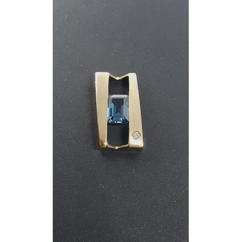 Colgante de oro amarillo con Topacio azul
