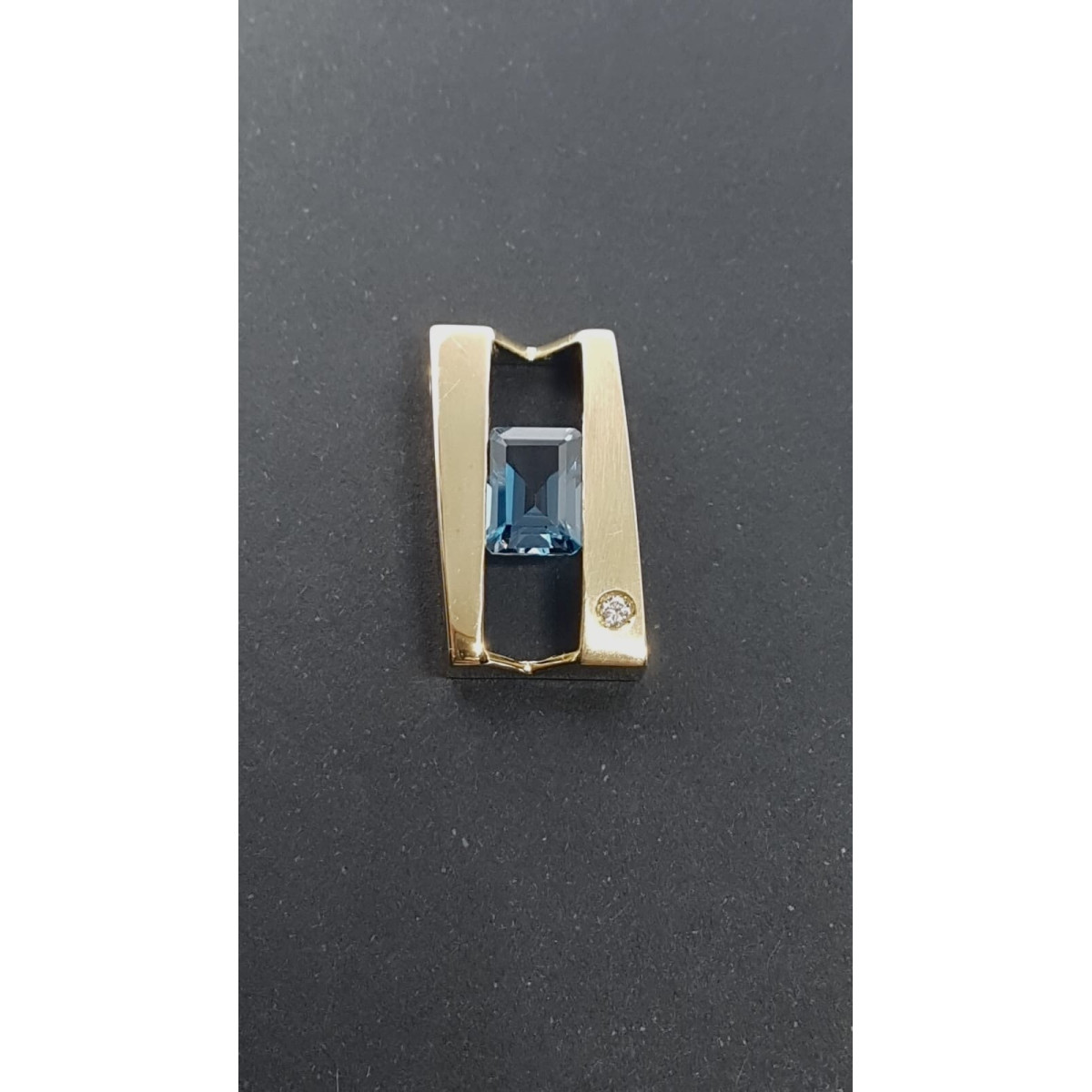 Colgante de oro amarillo con Topacio azul