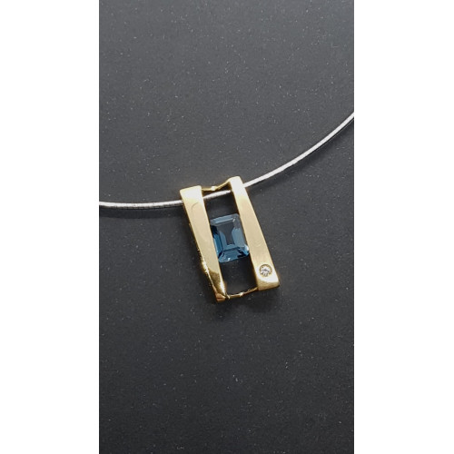 Colgante de oro amarillo con Topacio azul