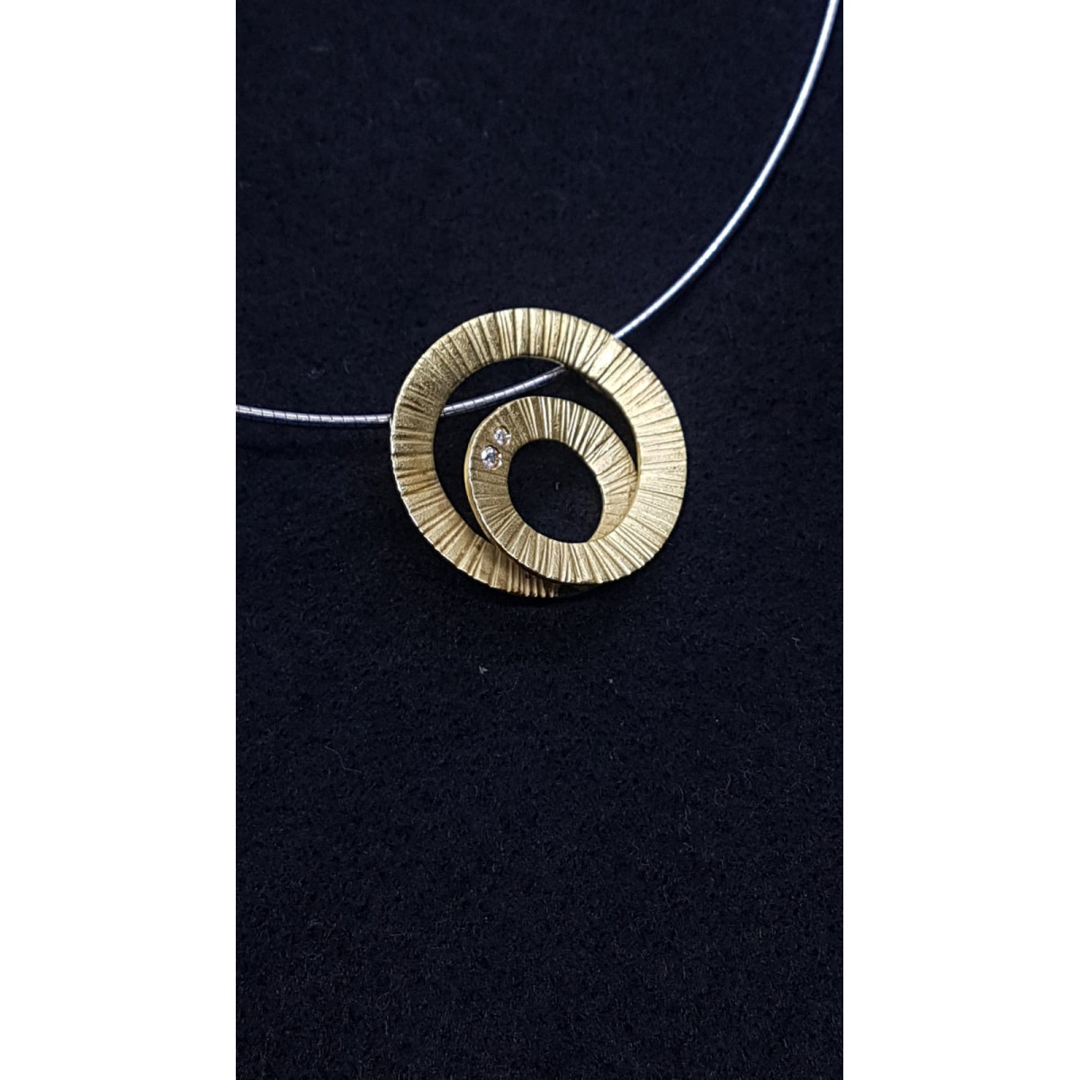 Colgante de oro amarillo y diamantes