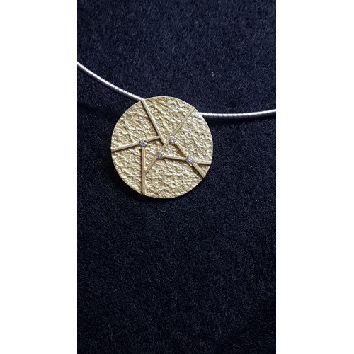 Colgante de oro amarillo y diamantes