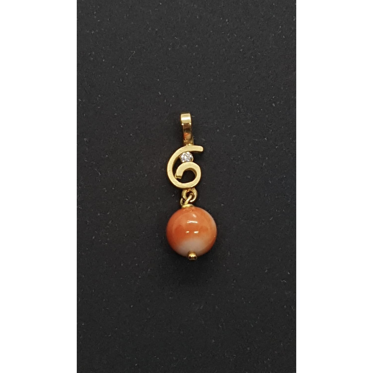 COLGANTE DE ORO AMARILLO CON CORAL Y DIAMANTE