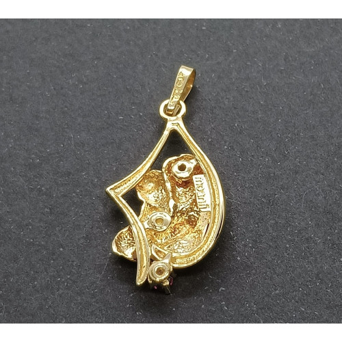 Colgante de oro amarillo con forma de mujer y bebé más rubí
