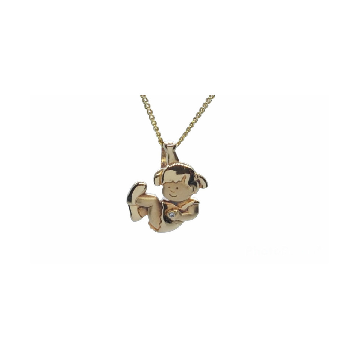 Colgante de oro amarillo con forma de niña y diamante