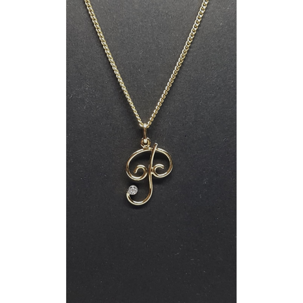 Colgante de oro amarillo con diamante - letra P