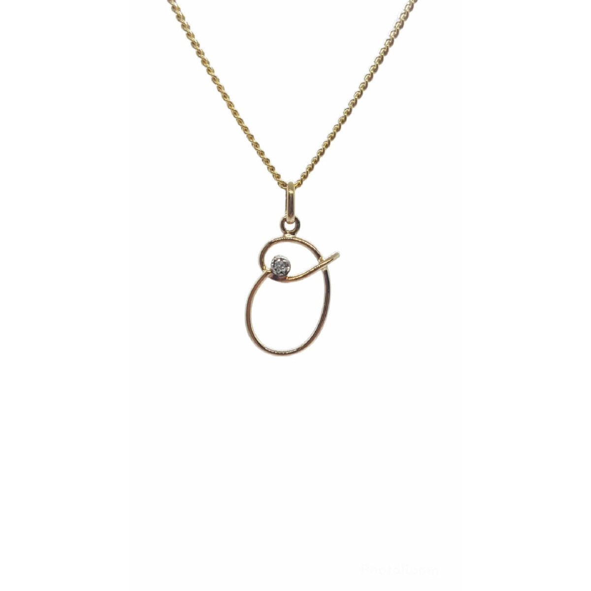 Colgante de oro amarillo con diamante - letra O