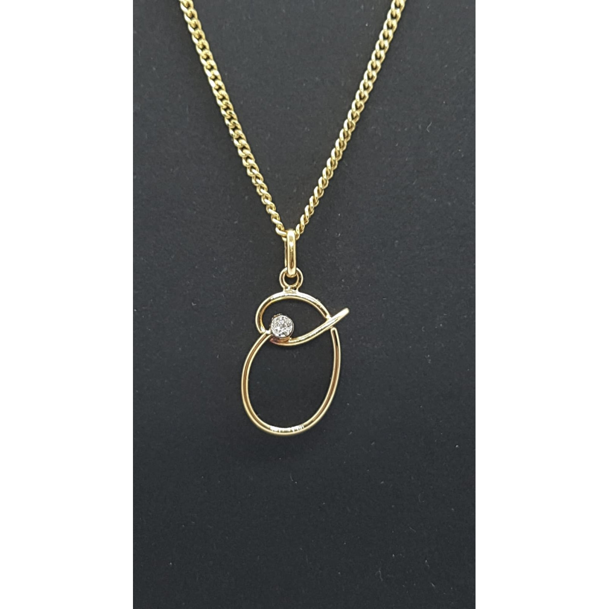 Colgante de oro amarillo con diamante - letra O