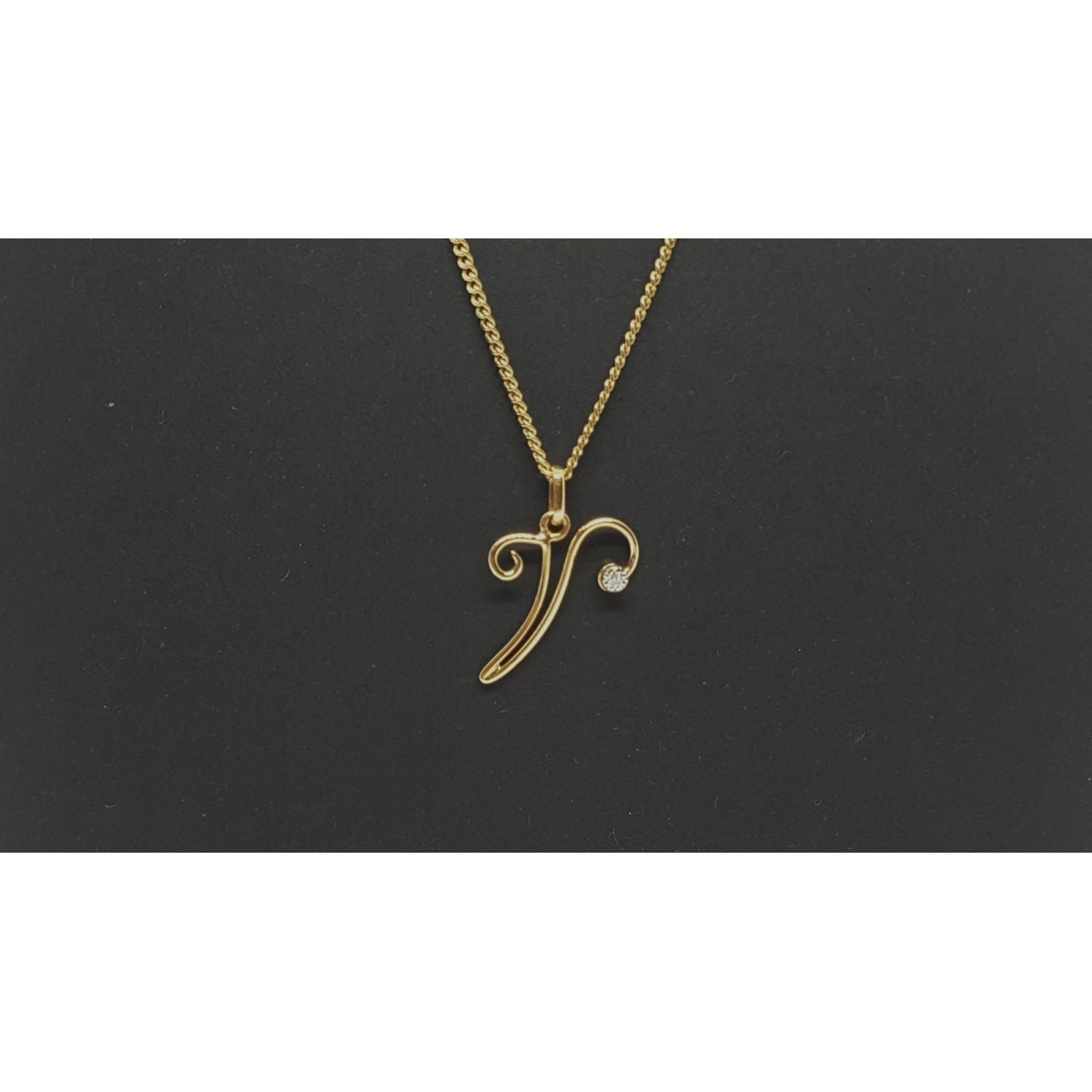 Colgante de oro amarillo con diamante - letra V