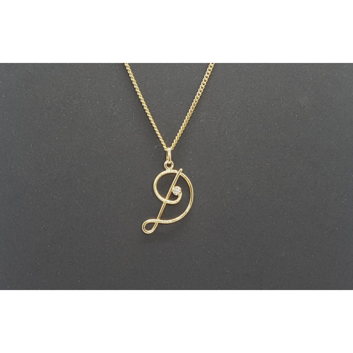 Colgante de oro amarillo con diamante - letra D