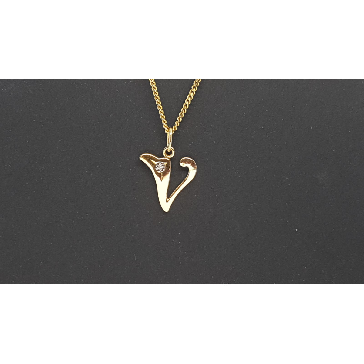 Colgante de oro amarillo con diamante - letra V