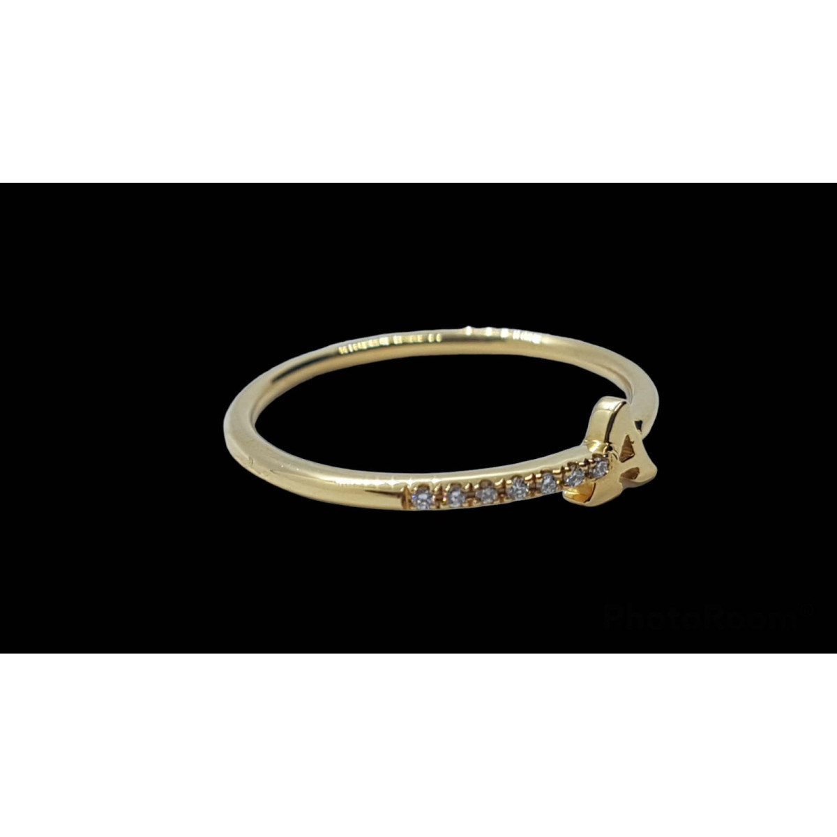 Anillo de oro amarillo con diamantes y letra A