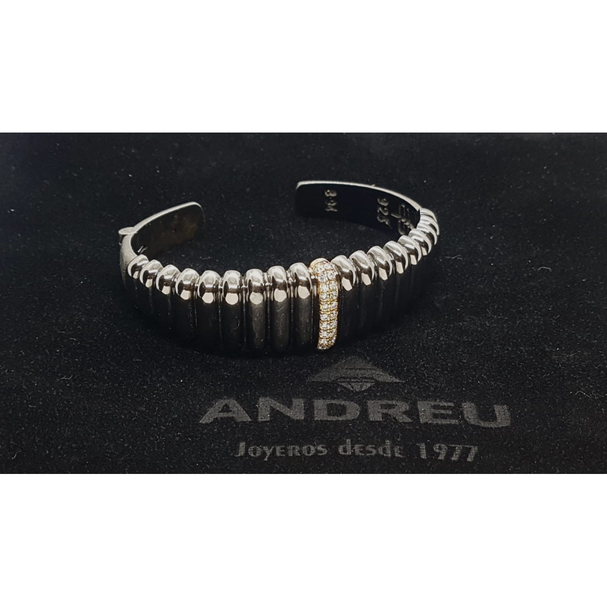 BRAZALETE RÍGIDO DE ORO AMARILLO CON DIAMANTES Y PLATA